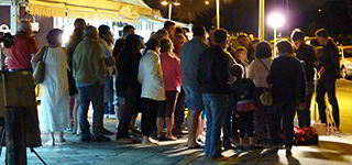 Julio Romero Pintando sobre ceramica por la noche en el Paseo de Baltar de Portonovo