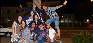 Celebración de miembros de la Asociación de artistas y artesanos en el paseo de baltar de Portonovo 