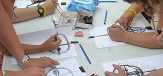 Momento de pleno participación en un taller de pintura