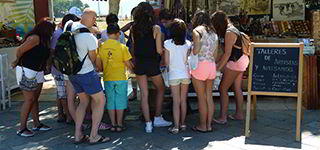 un taller de mañana en el Paseo de baltar a cargo de la Asociación de artistas y artesanos